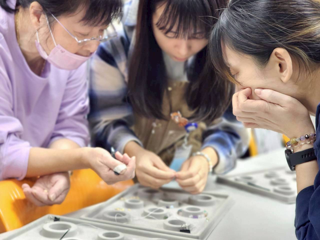 水晶手鍊DIY上課現場